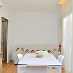 Lovely Flat With Private Garden Next To The شقة *