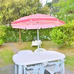Lovely Flat With Private Garden Next To The شقة بيبيوني
